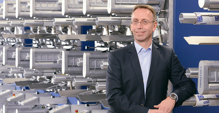 SAHM Managing Director Jochen Zaun in front of a SAHM machine